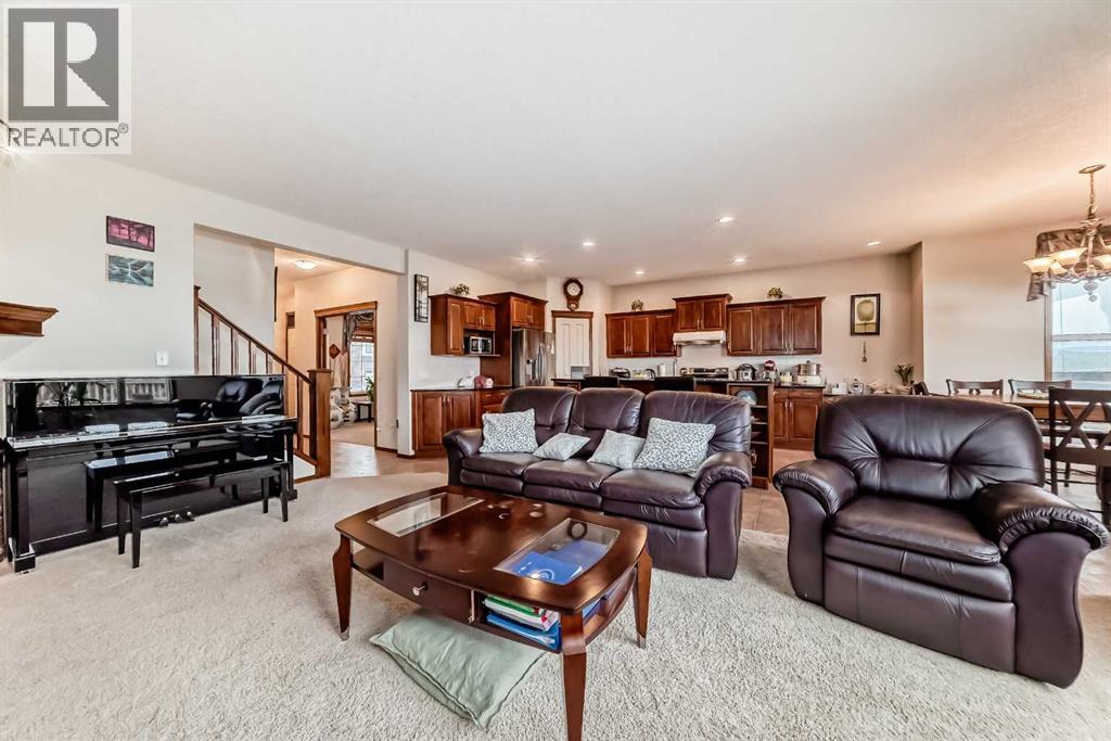 Photo 11 of 137 Pantego Road Nw, Calgary AB