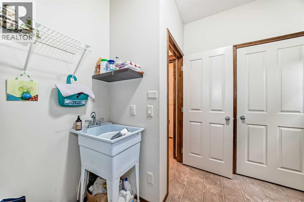 Photo 25 of 137 Pantego Road Nw, Calgary AB