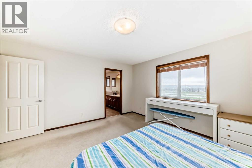 Photo 30 of 137 Pantego Road Nw, Calgary AB