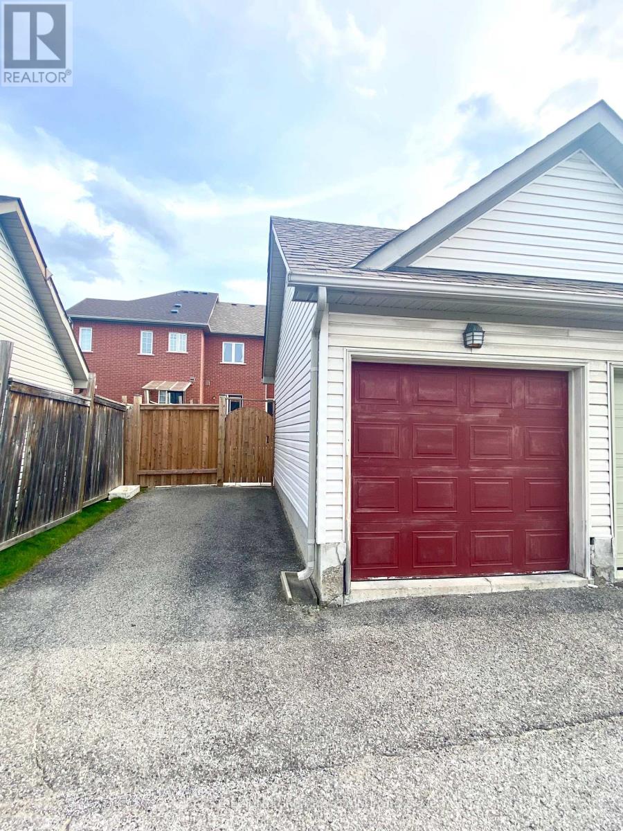 Photo 15 of 52 John Gary Drive, Markham ON