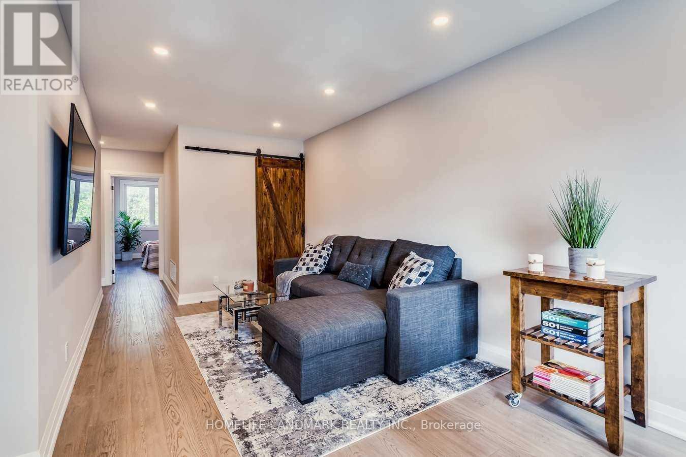 Photo 5 of 323 Kerswell Drive, Richmond Hill ON