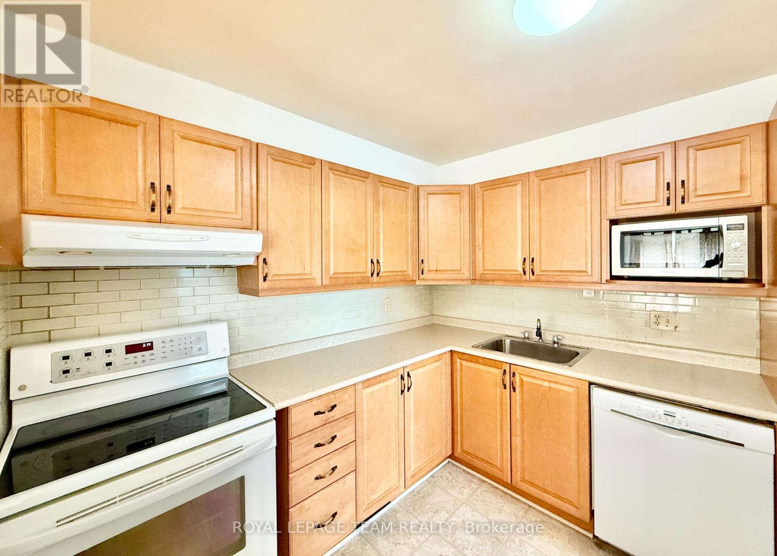 Photo 31 of A 14 Castlebrook Lane, Ottawa ON