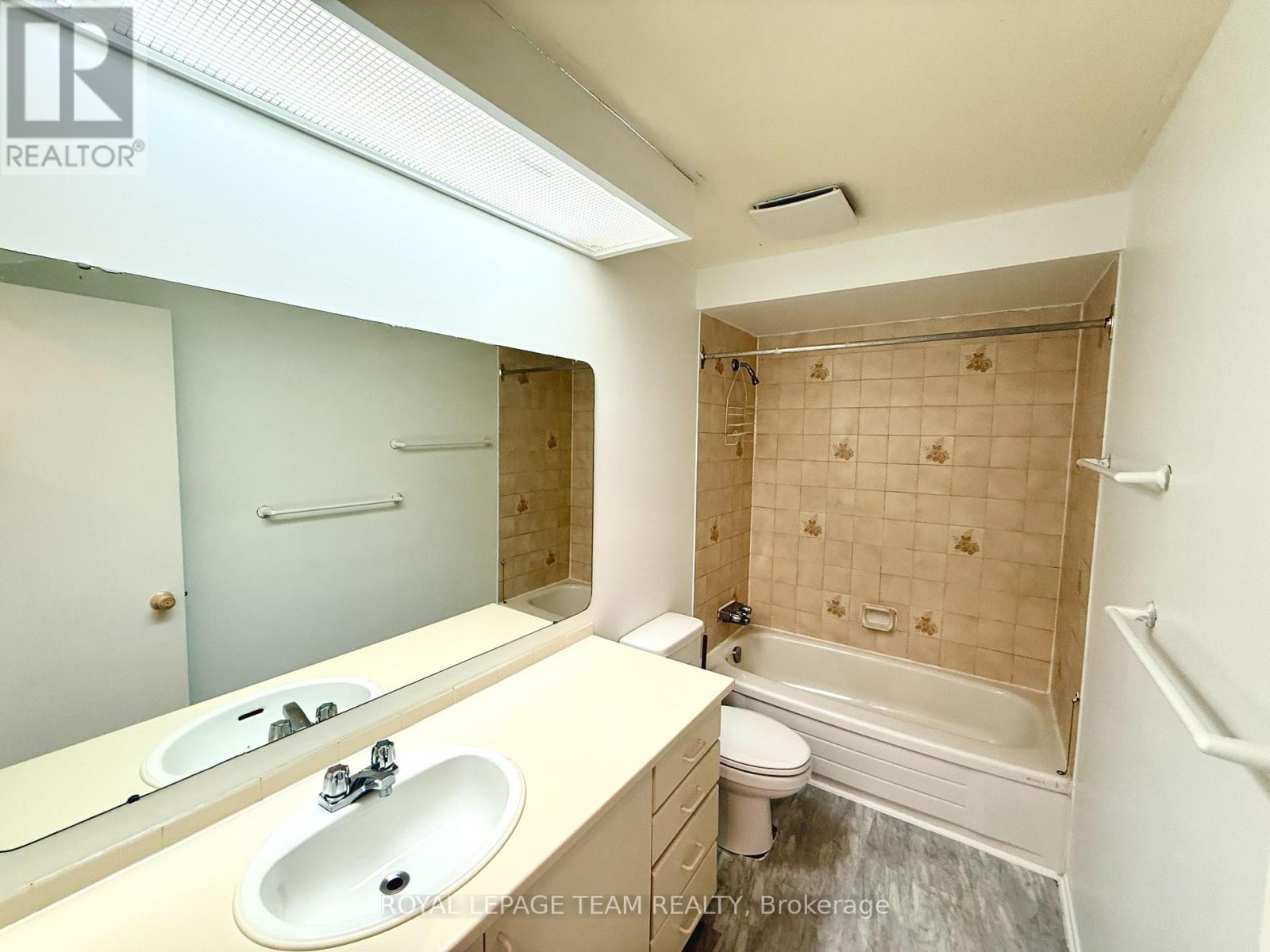 Photo 5 of A 14 Castlebrook Lane, Ottawa ON