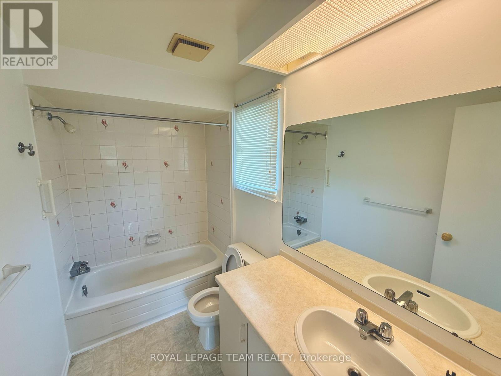 Photo 6 of A 14 Castlebrook Lane, Ottawa ON