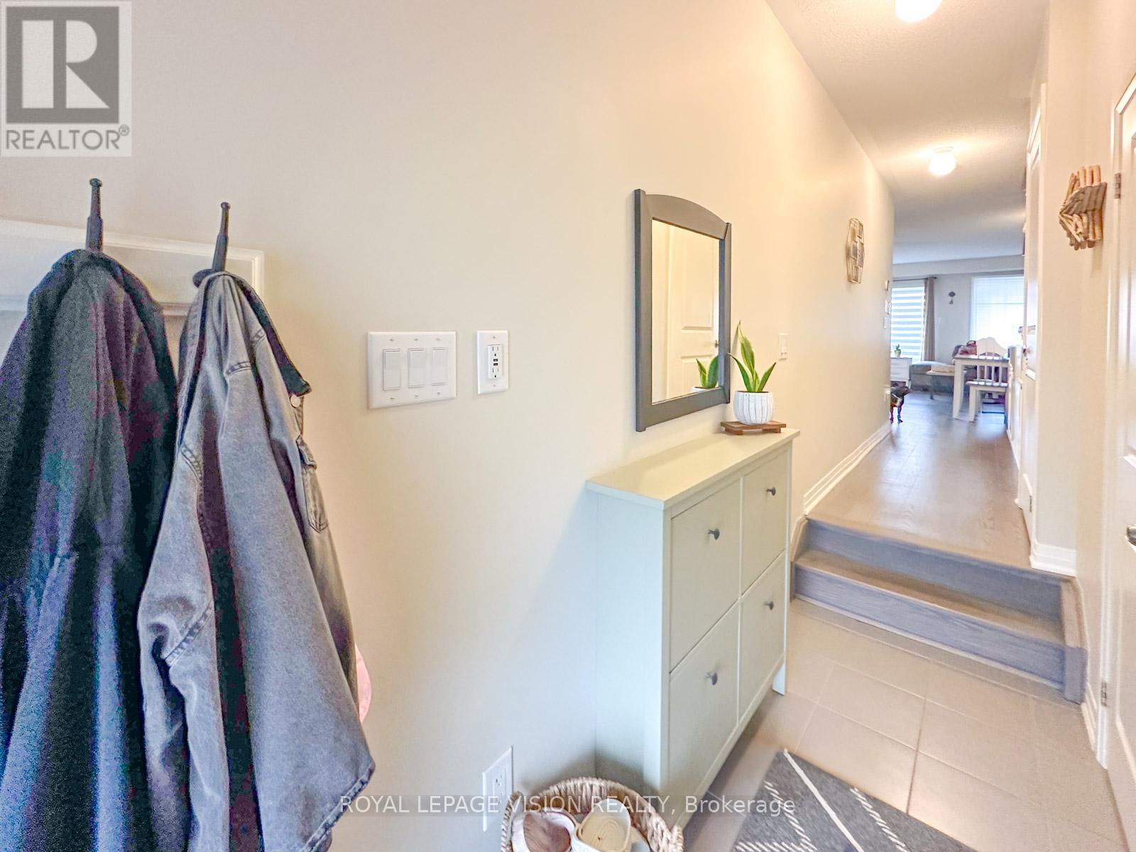 Photo 11 of 74 Caspian Square, Clarington ON