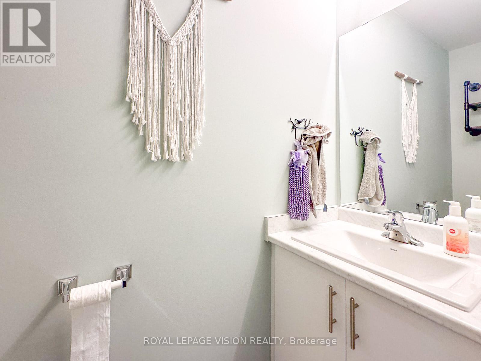 Photo 13 of 74 Caspian Square, Clarington ON