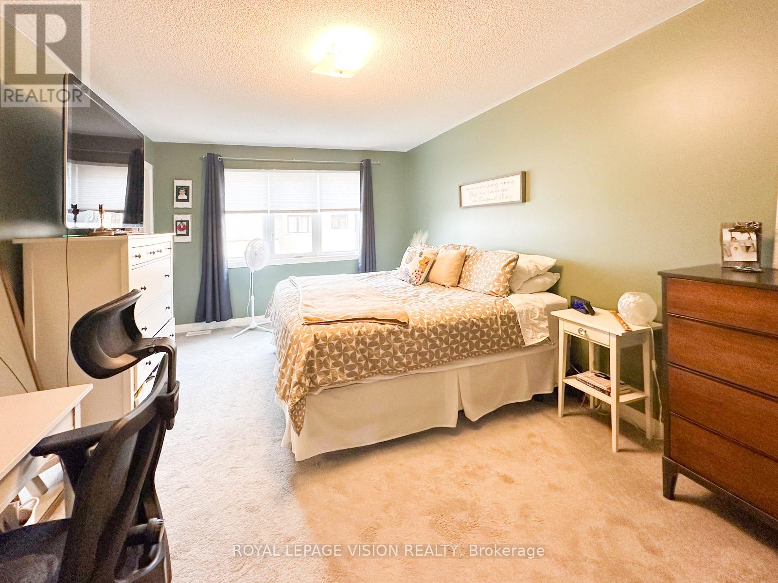 Photo 16 of 74 Caspian Square, Clarington ON