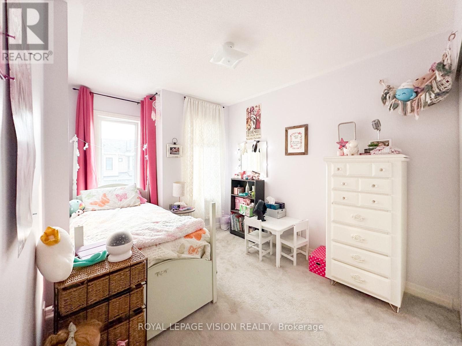 Photo 17 of 74 Caspian Square, Clarington ON