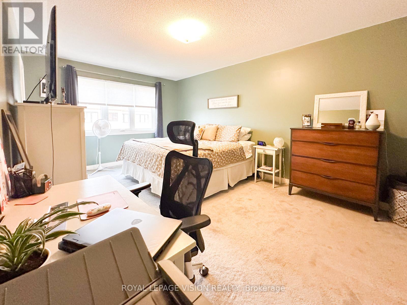 Photo 18 of 74 Caspian Square, Clarington ON