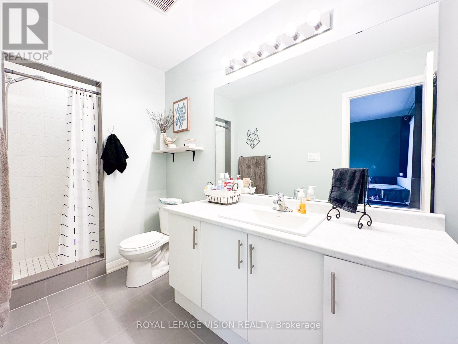 Photo 19 of 74 Caspian Square, Clarington ON