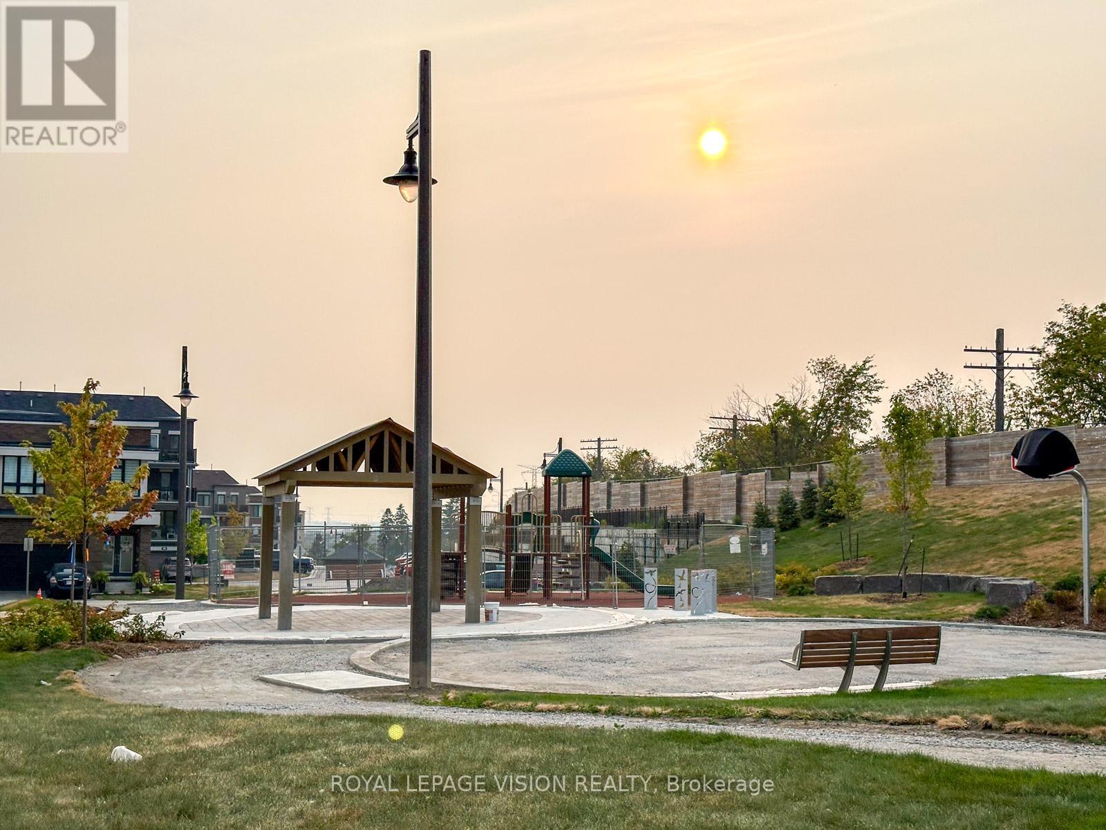 Photo 31 of 74 Caspian Square, Clarington ON
