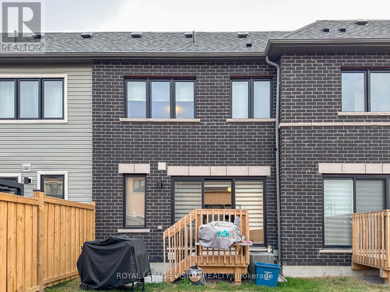 Photo 33 of 74 Caspian Square, Clarington ON