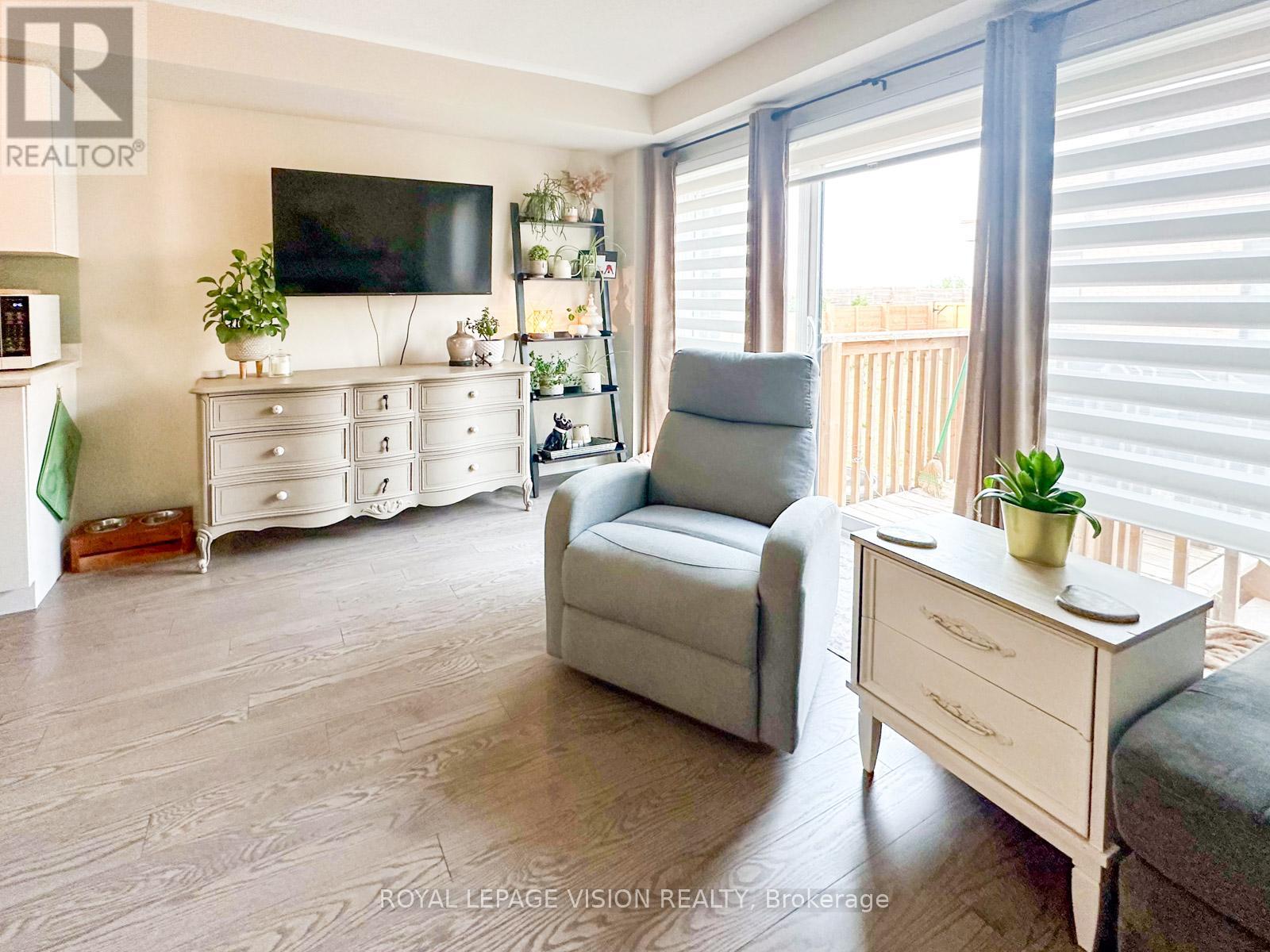 Photo 4 of 74 Caspian Square, Clarington ON