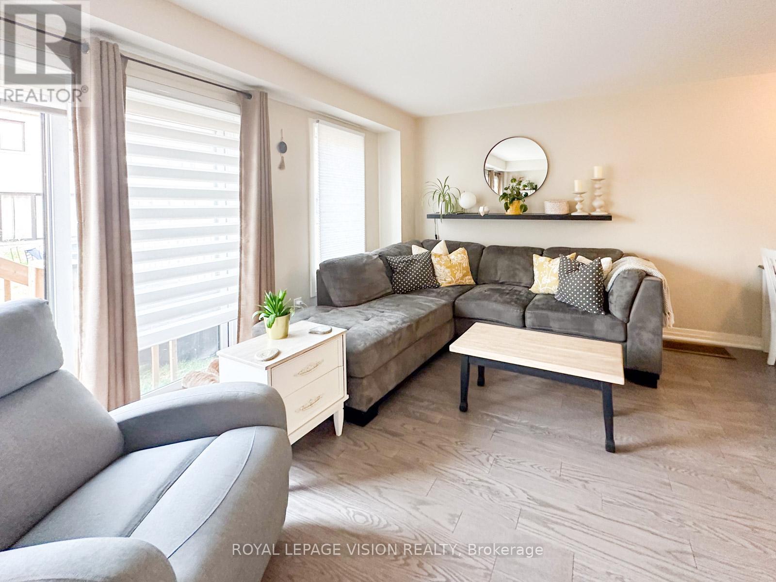 Photo 5 of 74 Caspian Square, Clarington ON