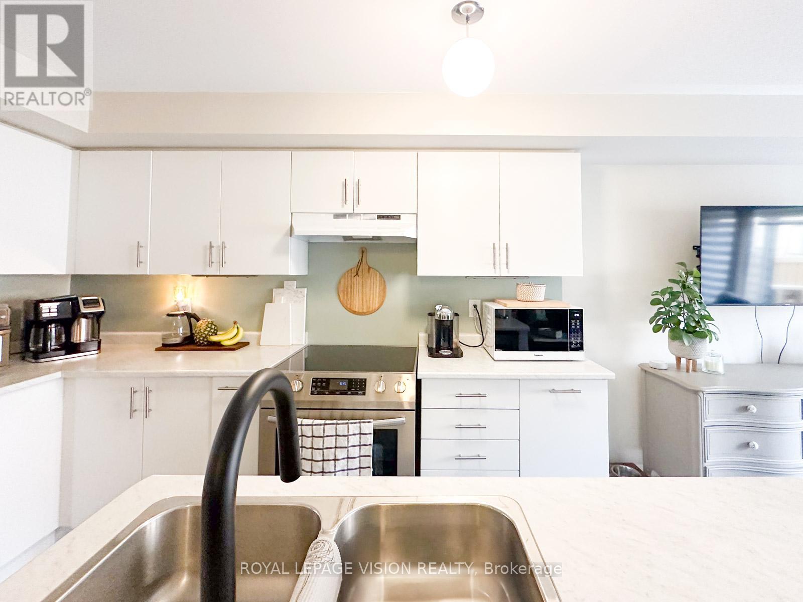 Photo 7 of 74 Caspian Square, Clarington ON