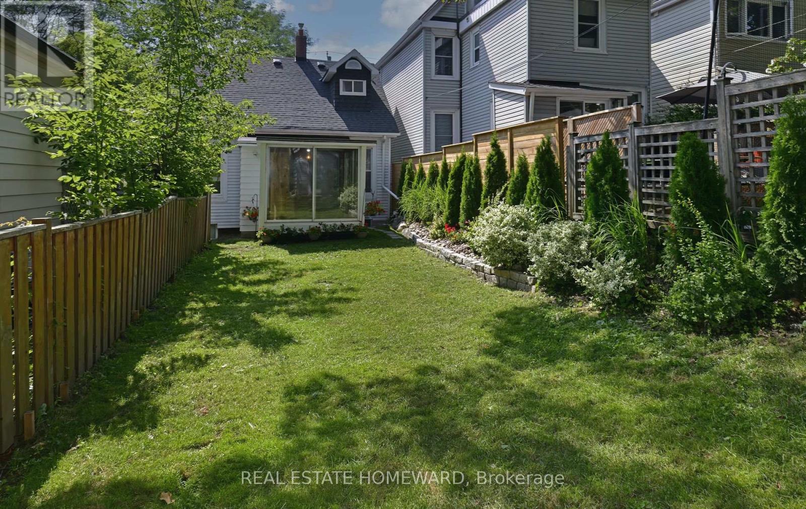Photo 6 of 11 Elmer Avenue, Toronto ON