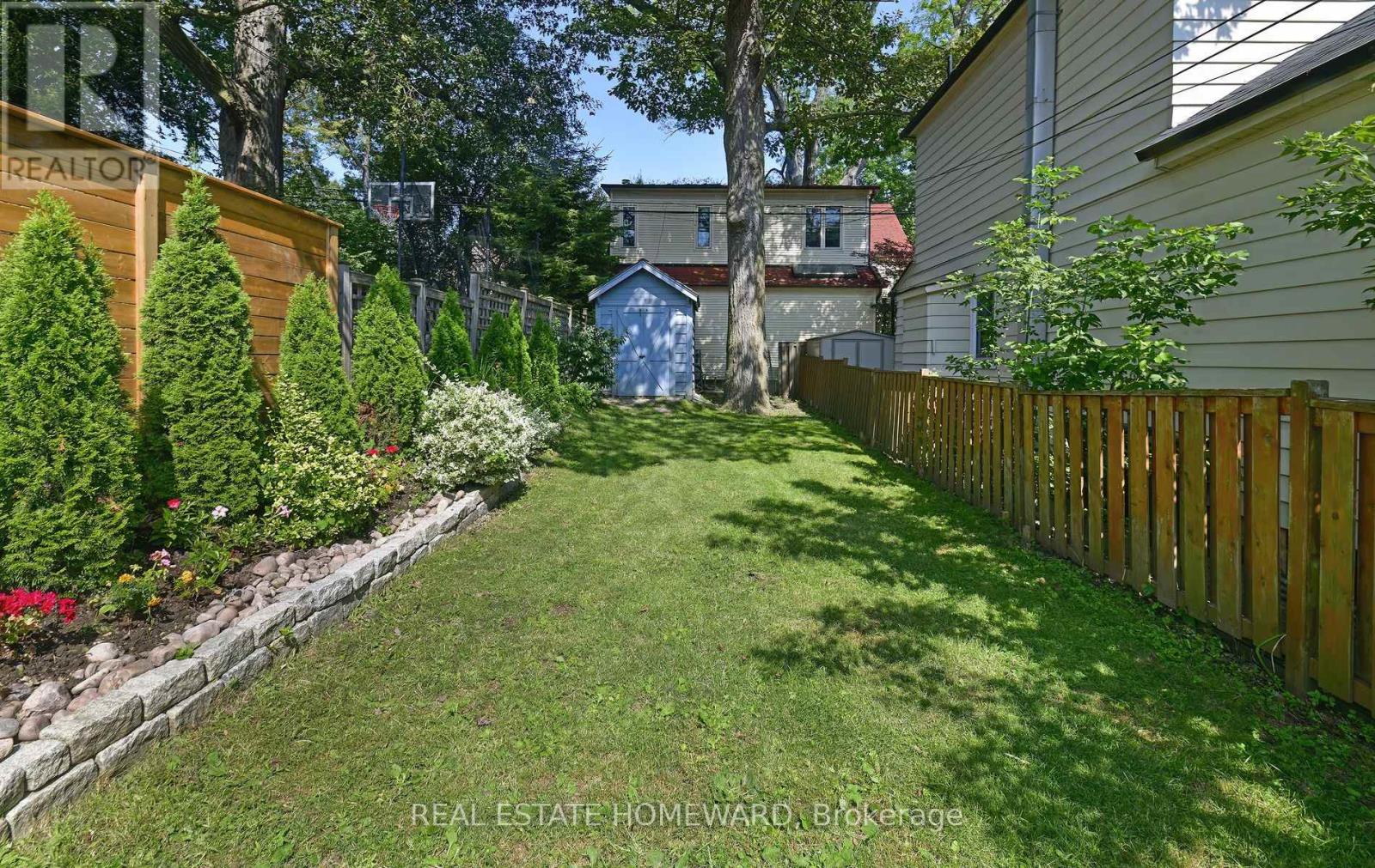 Photo 2 of 11 Elmer Avenue, Toronto ON