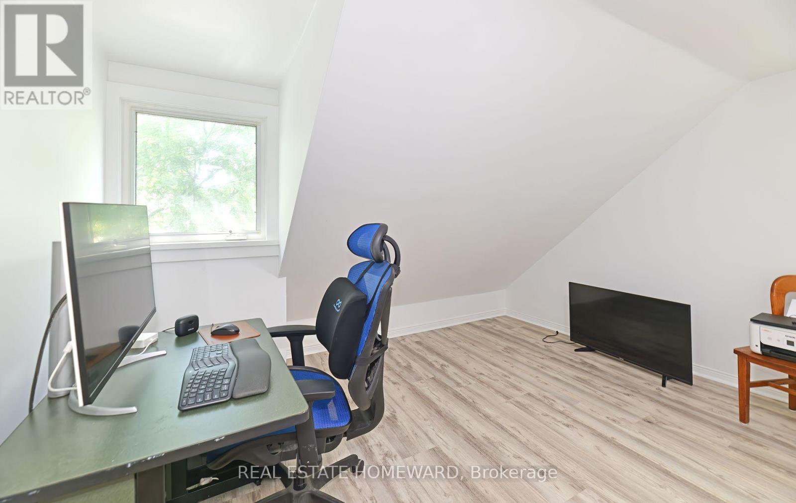 Photo 3 of 11 Elmer Avenue, Toronto ON