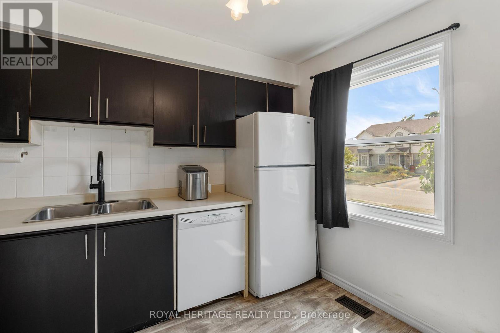 Photo 17 of 1471 Connery Crescent, Oshawa ON