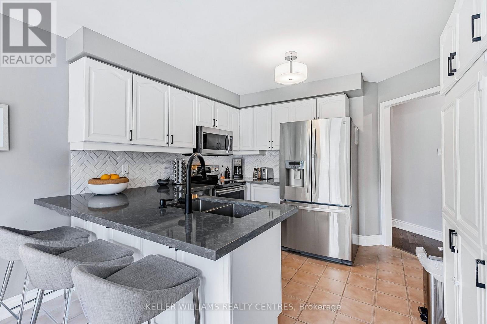 Photo 12 of 107 Rhodes Circle, Newmarket ON