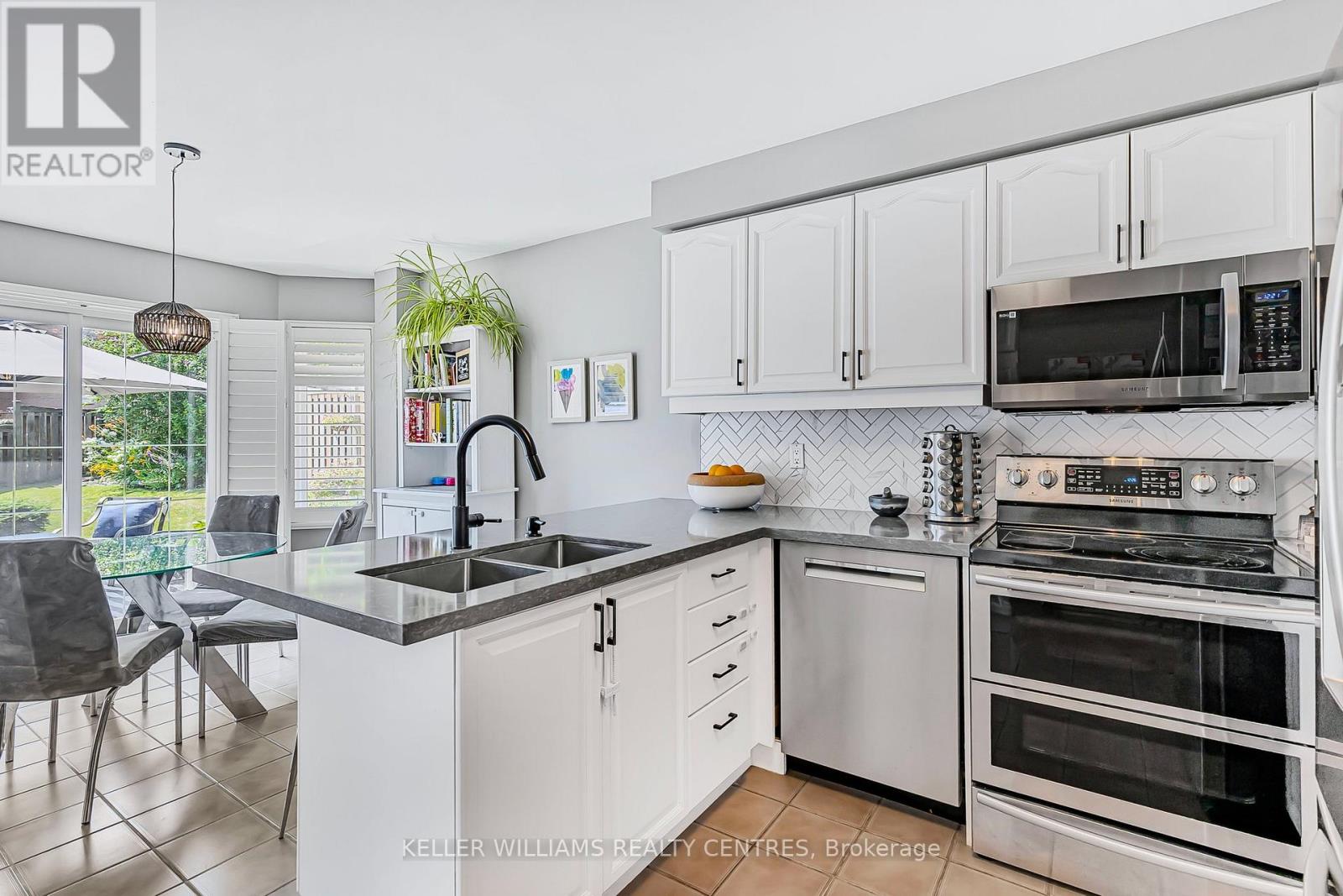 Photo 13 of 107 Rhodes Circle, Newmarket ON