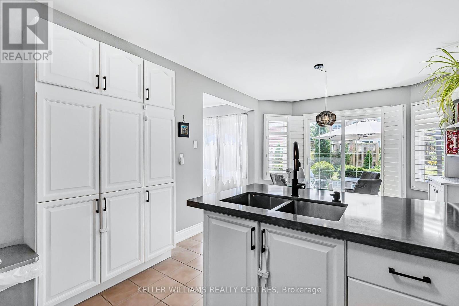 Photo 14 of 107 Rhodes Circle, Newmarket ON