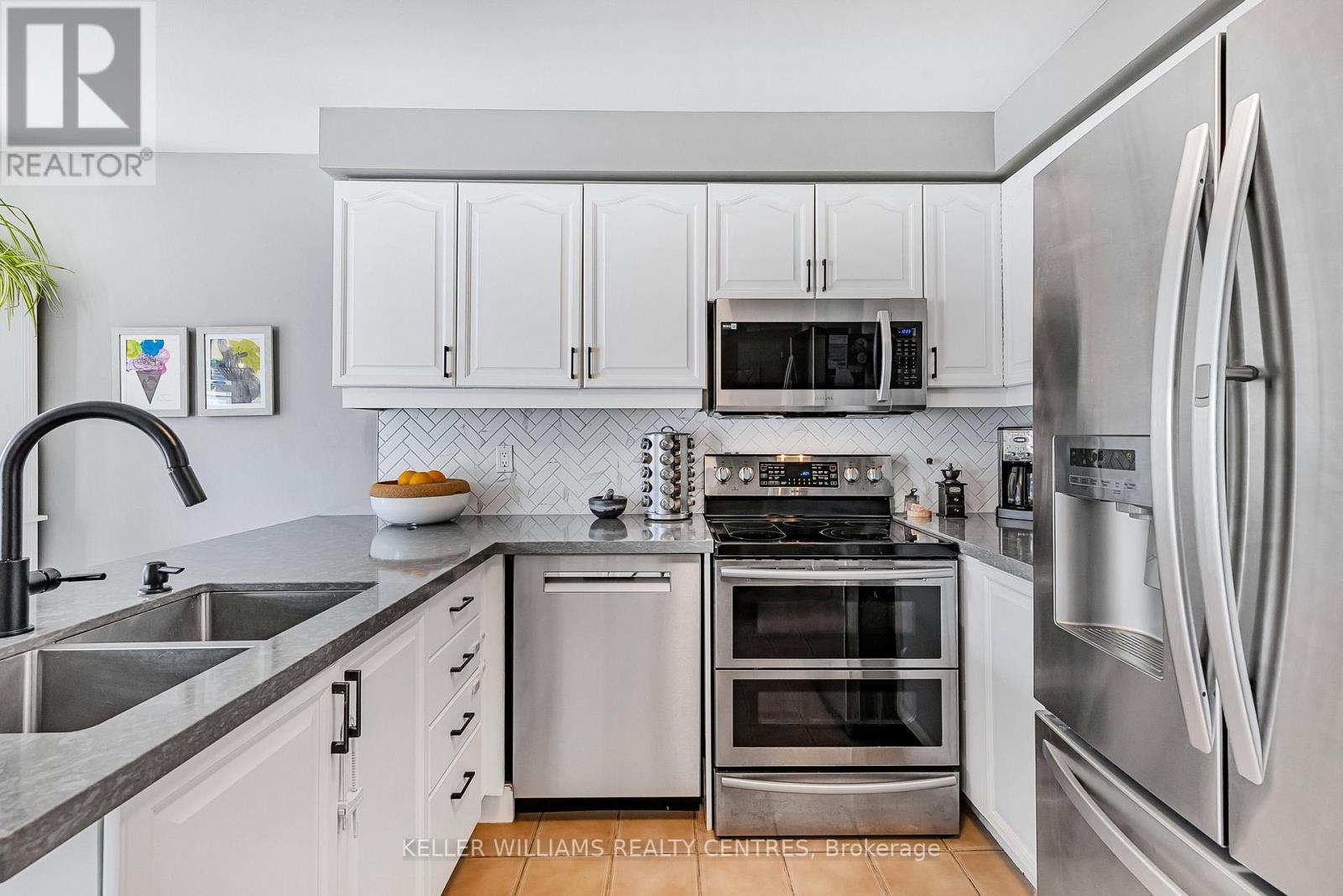 Photo 15 of 107 Rhodes Circle, Newmarket ON