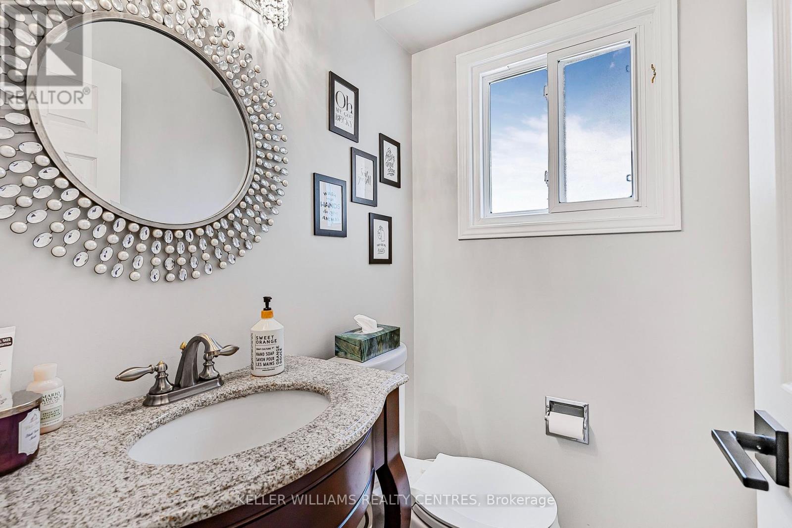 Photo 18 of 107 Rhodes Circle, Newmarket ON