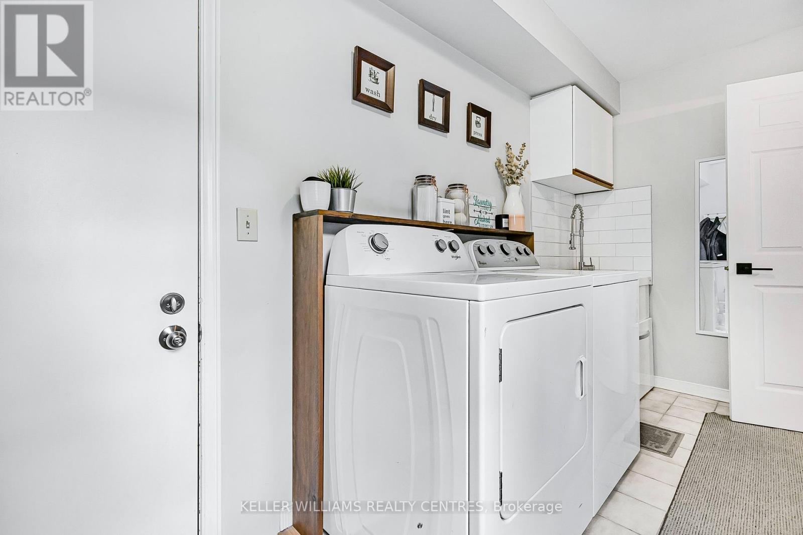 Photo 19 of 107 Rhodes Circle, Newmarket ON