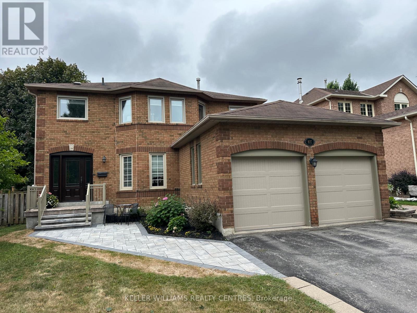 Photo 2 of 107 Rhodes Circle, Newmarket ON