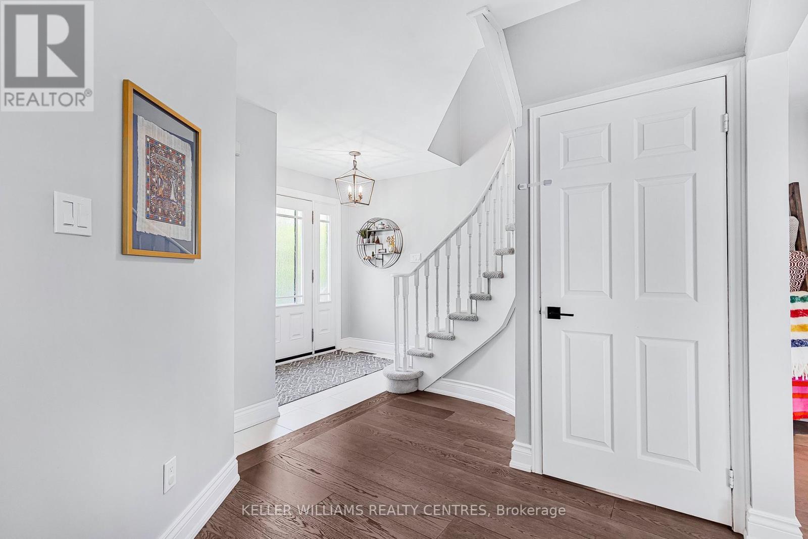 Photo 20 of 107 Rhodes Circle, Newmarket ON