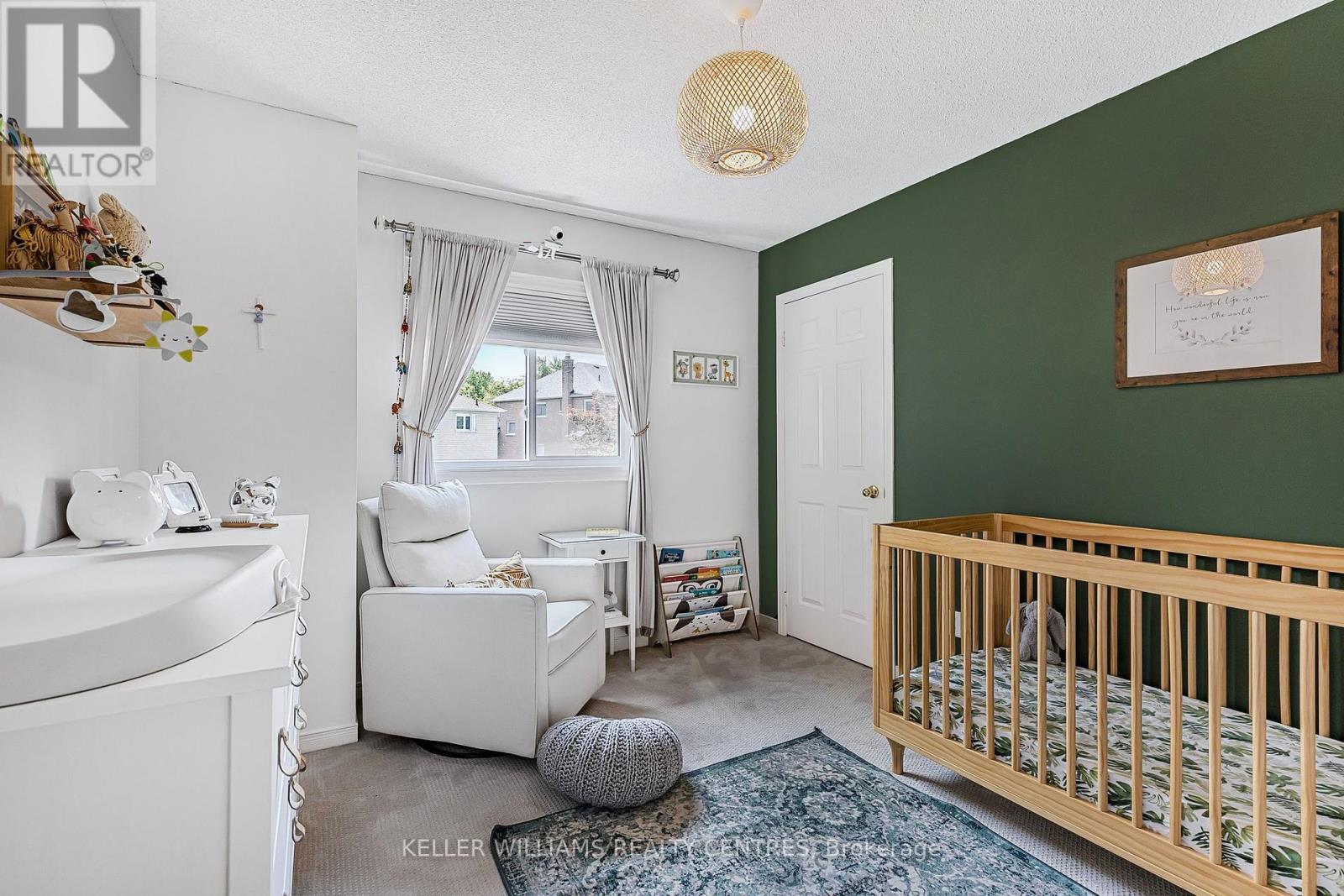 Photo 23 of 107 Rhodes Circle, Newmarket ON