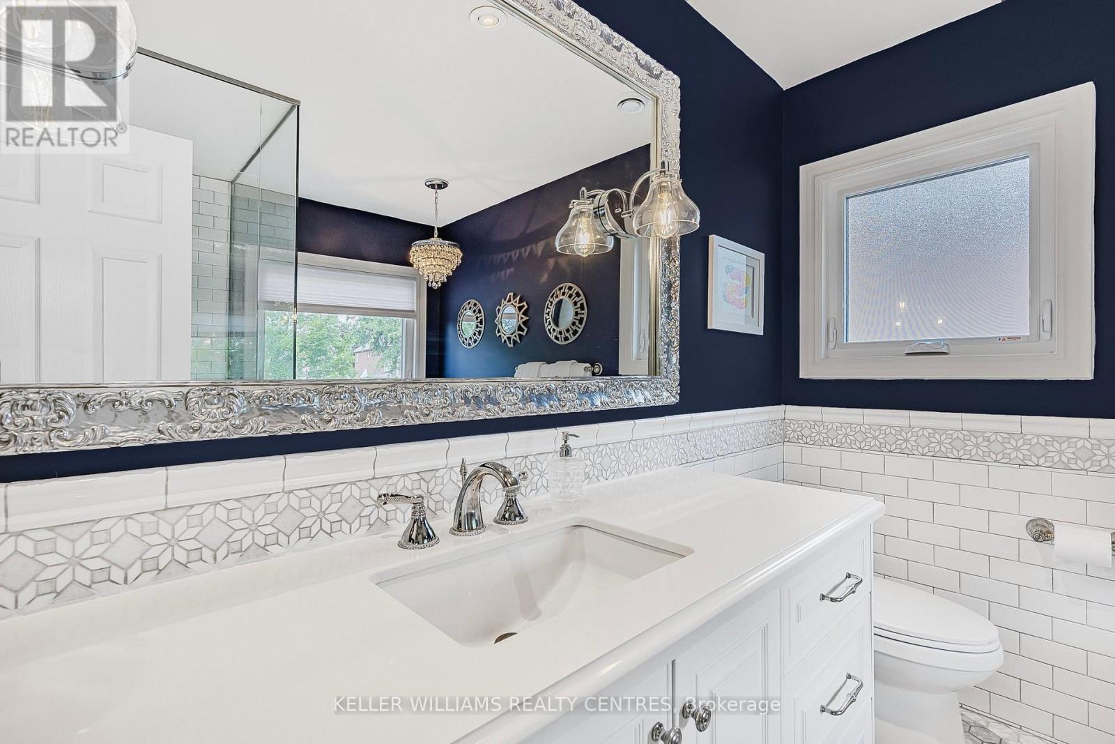 Photo 28 of 107 Rhodes Circle, Newmarket ON