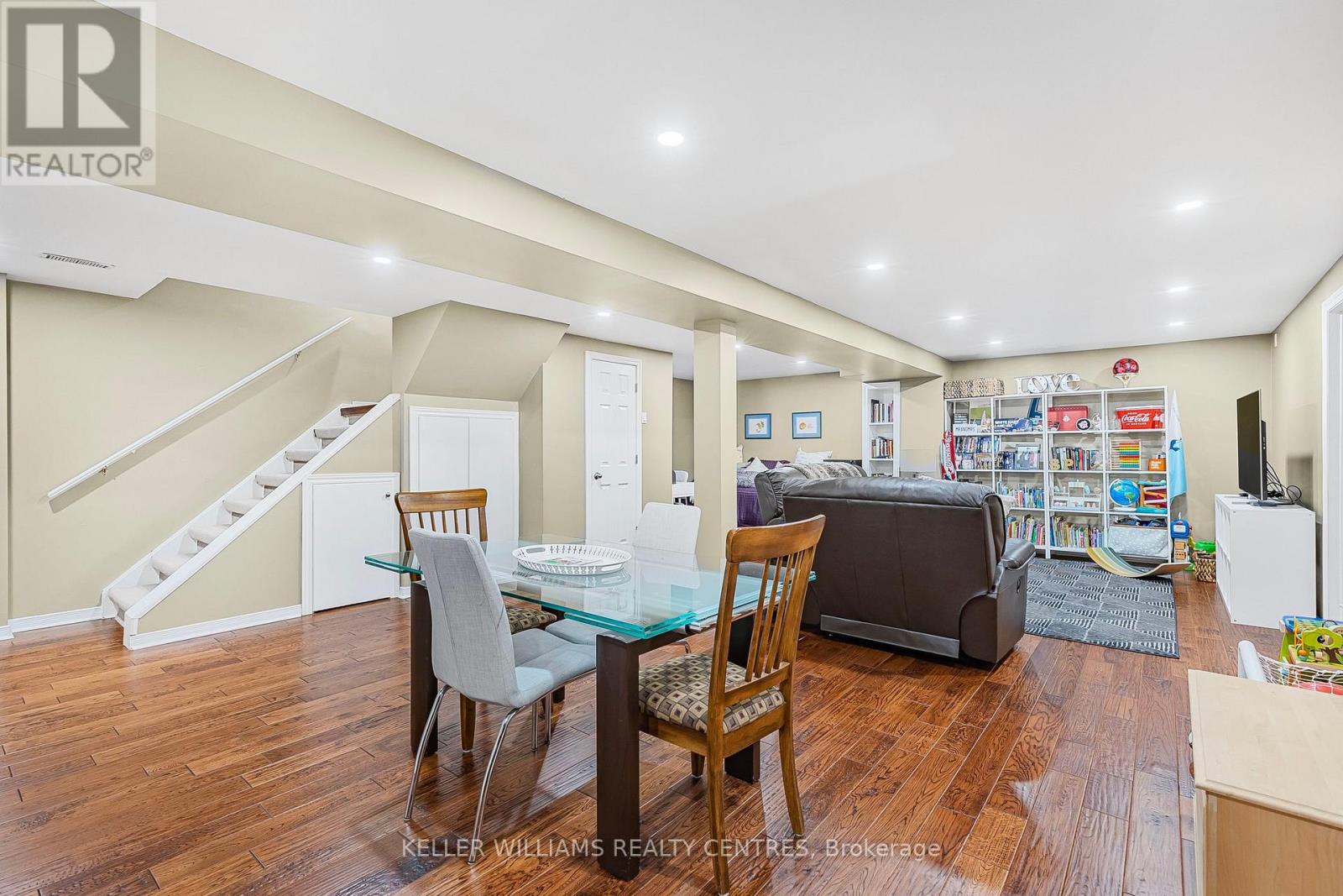 Photo 32 of 107 Rhodes Circle, Newmarket ON
