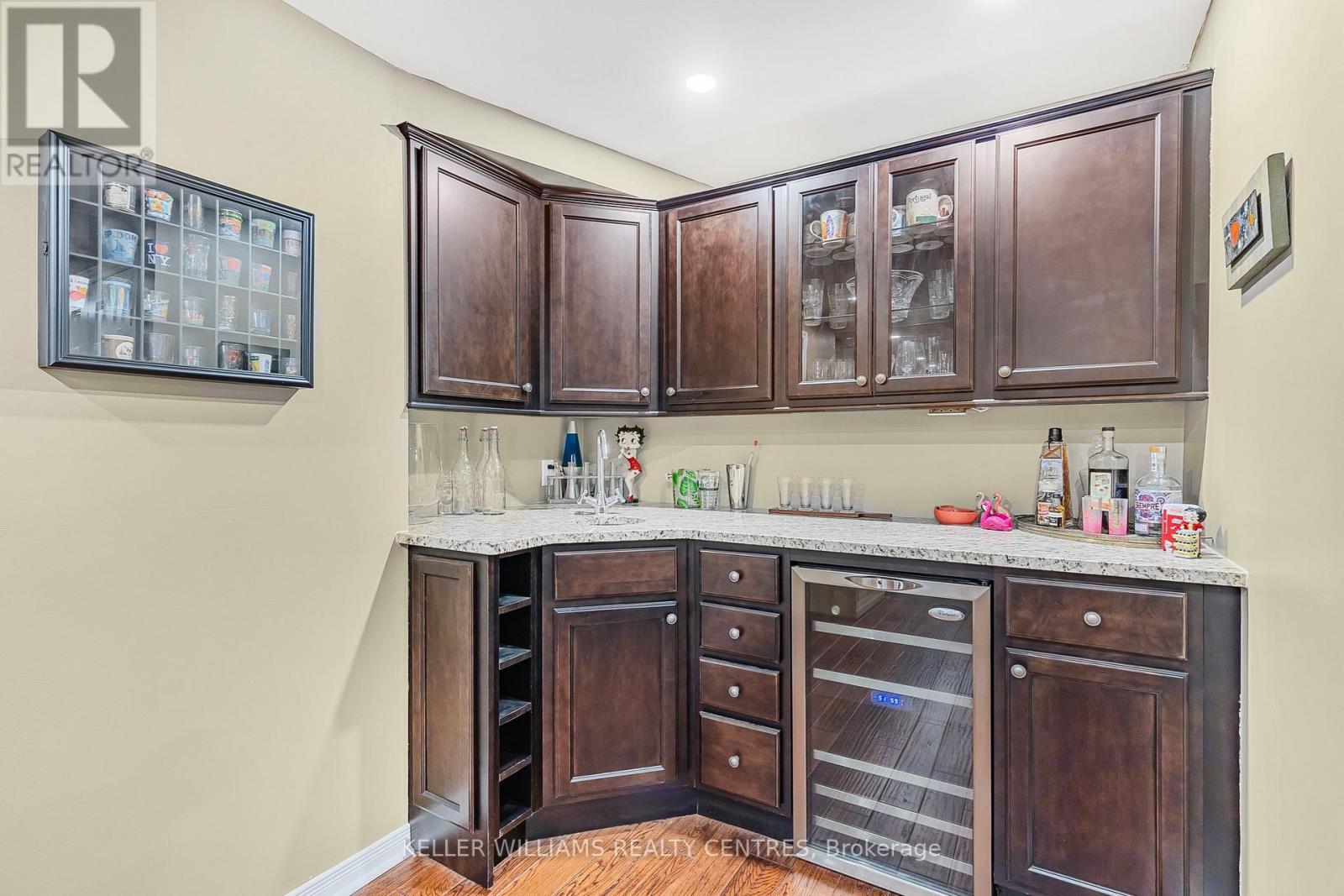 Photo 34 of 107 Rhodes Circle, Newmarket ON