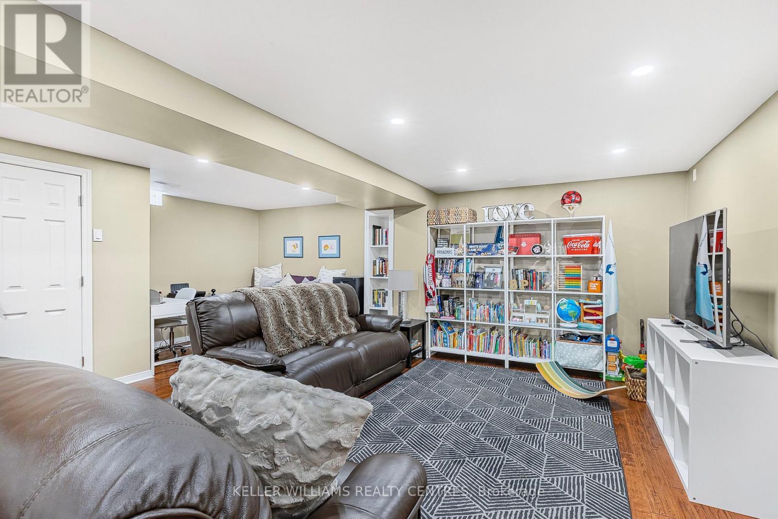 Photo 35 of 107 Rhodes Circle, Newmarket ON