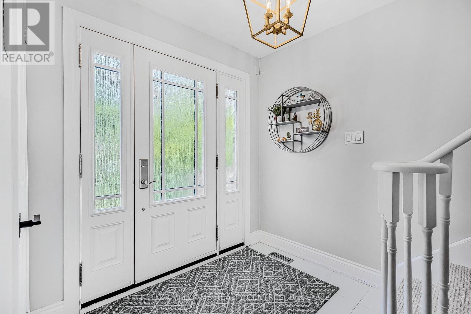 Photo 4 of 107 Rhodes Circle, Newmarket ON