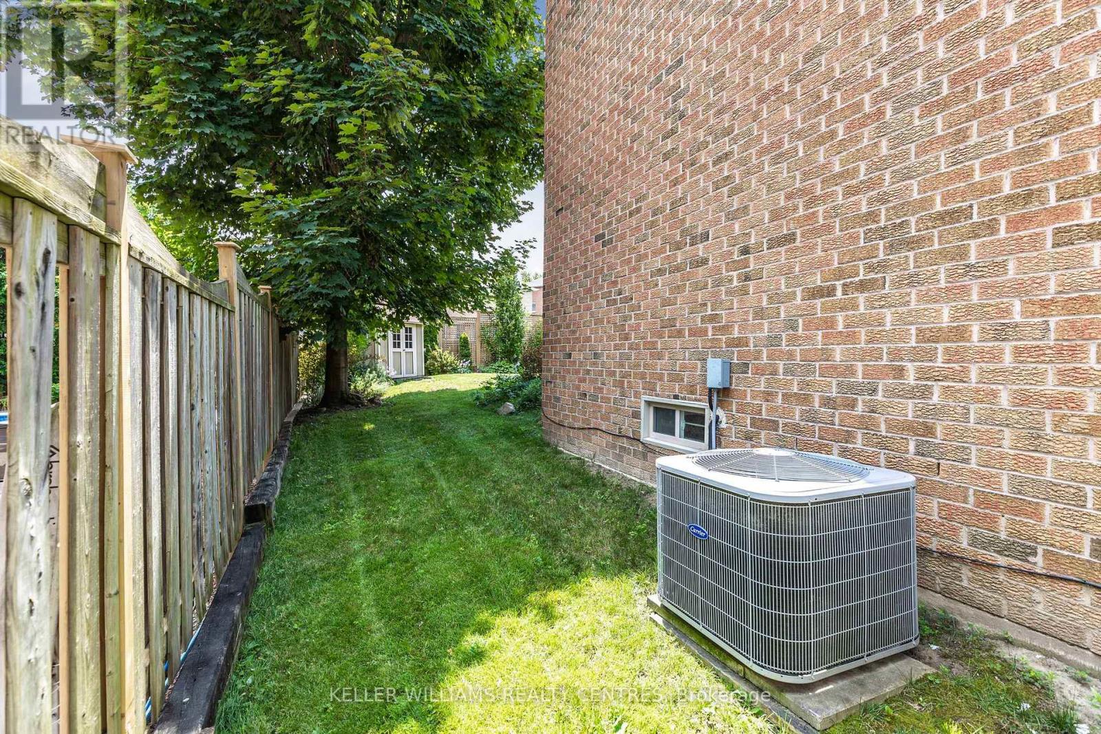 Photo 42 of 107 Rhodes Circle, Newmarket ON