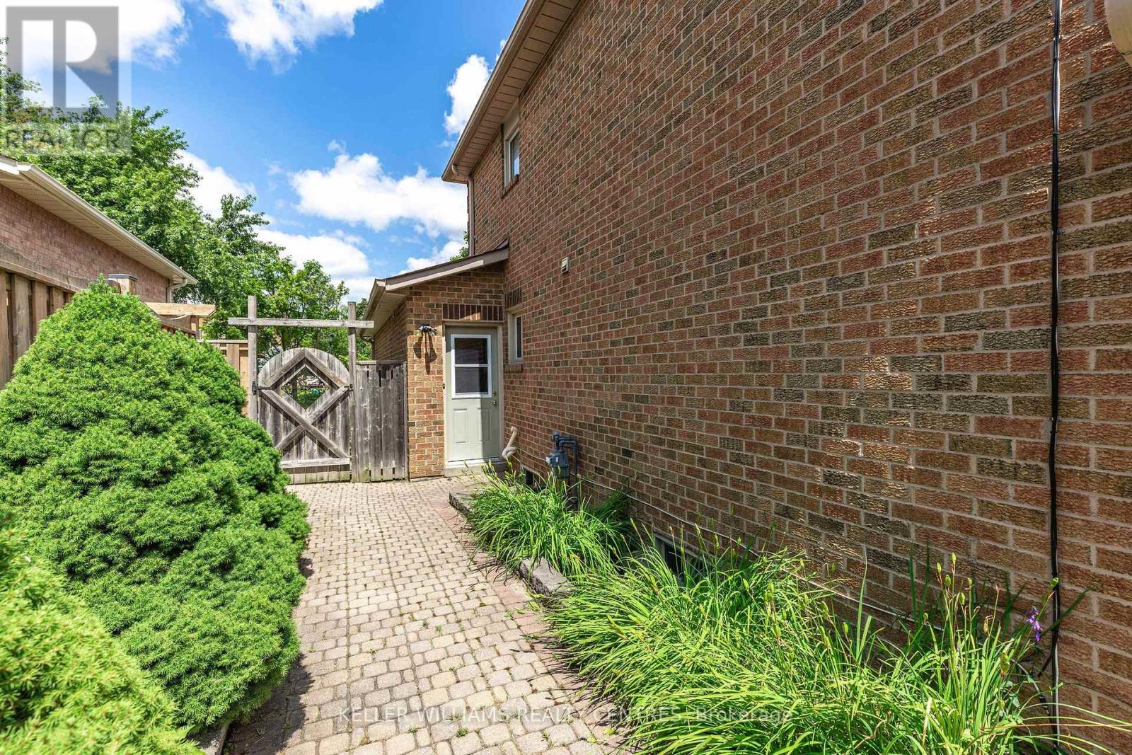 Photo 45 of 107 Rhodes Circle, Newmarket ON
