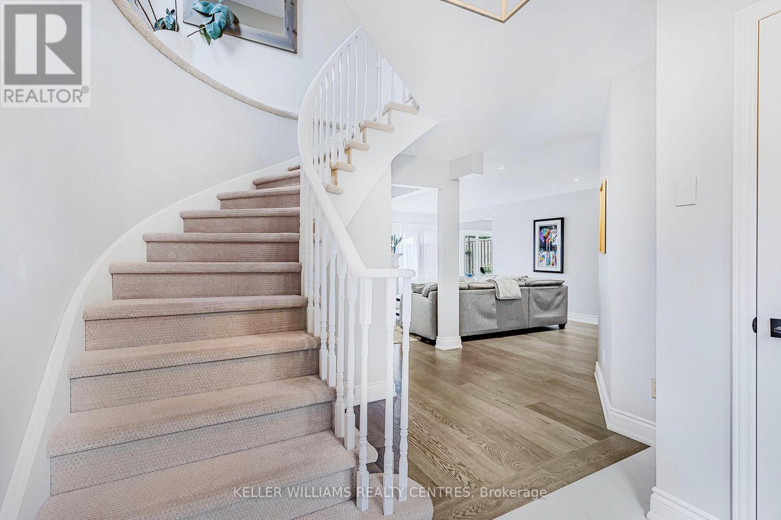 Photo 5 of 107 Rhodes Circle, Newmarket ON
