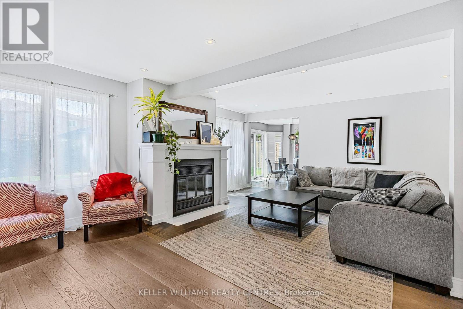 Photo 6 of 107 Rhodes Circle, Newmarket ON