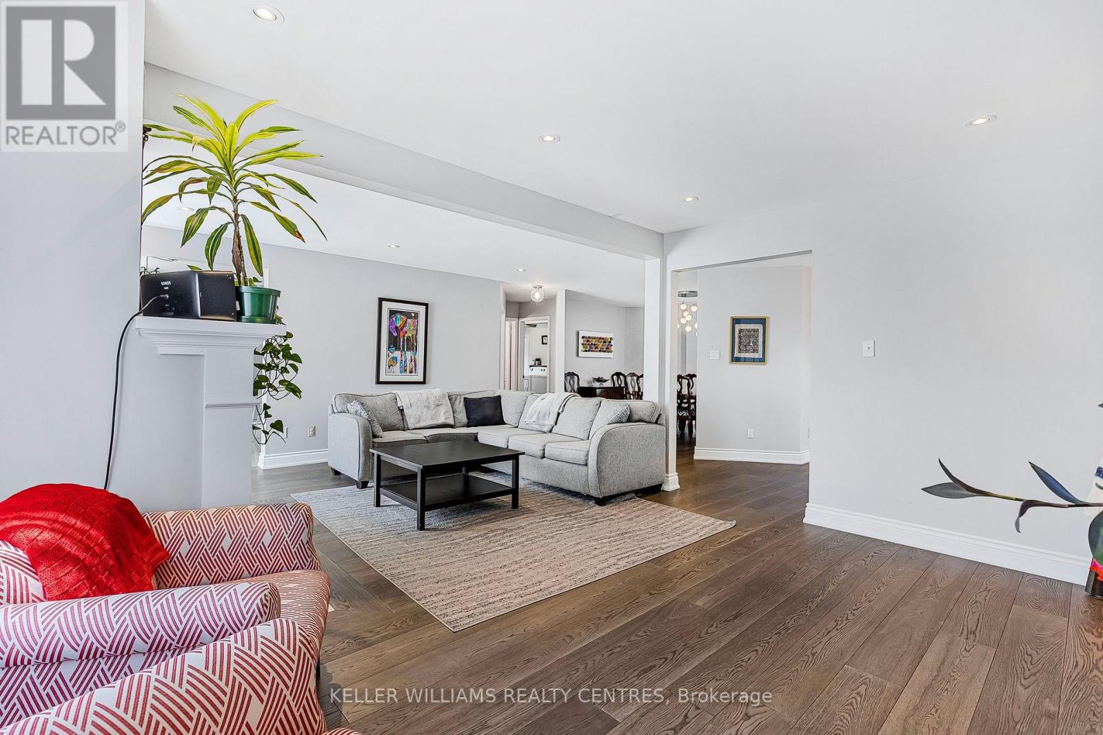 Photo 7 of 107 Rhodes Circle, Newmarket ON