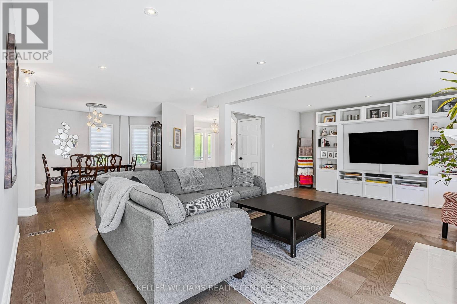 Photo 8 of 107 Rhodes Circle, Newmarket ON