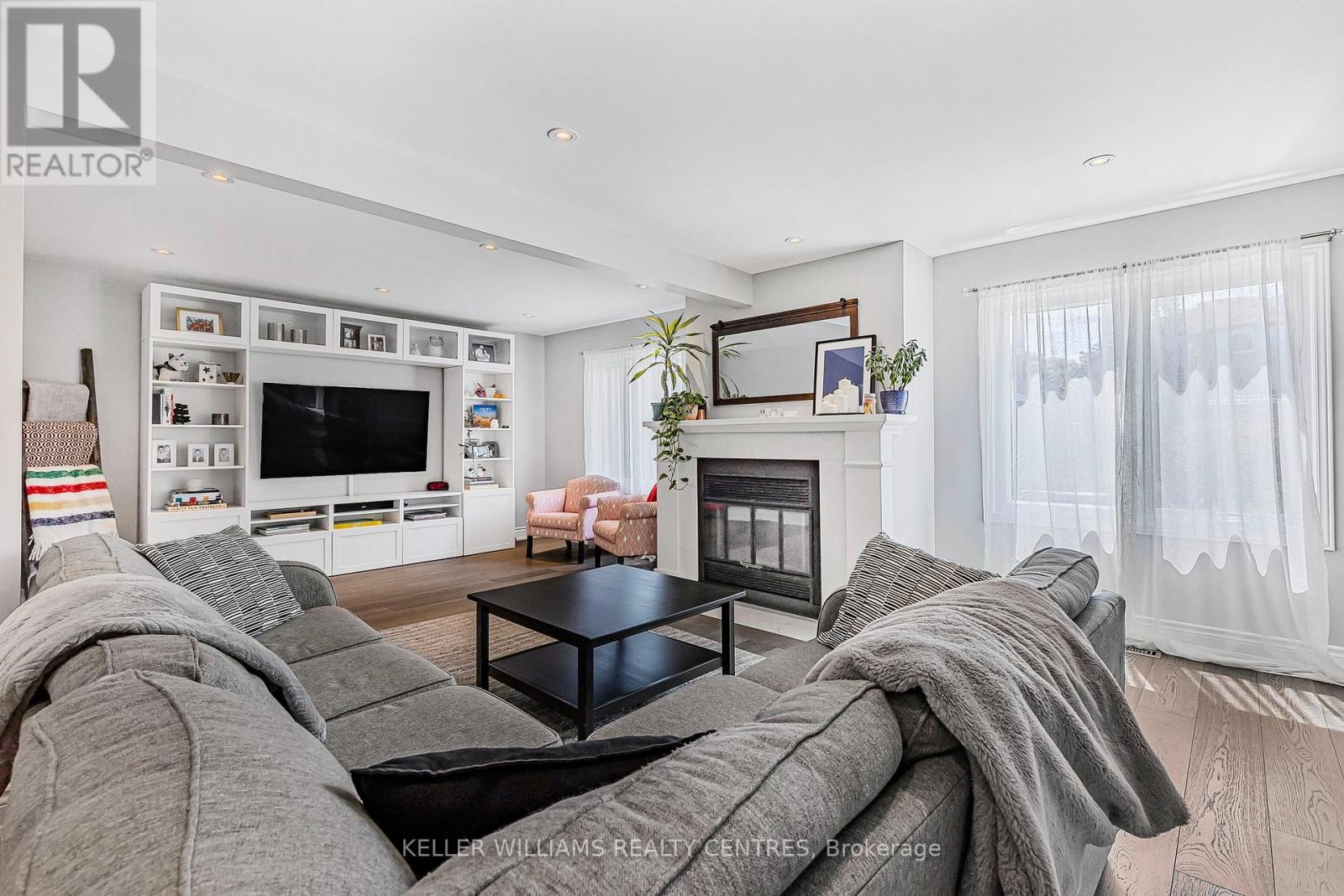 Photo 9 of 107 Rhodes Circle, Newmarket ON