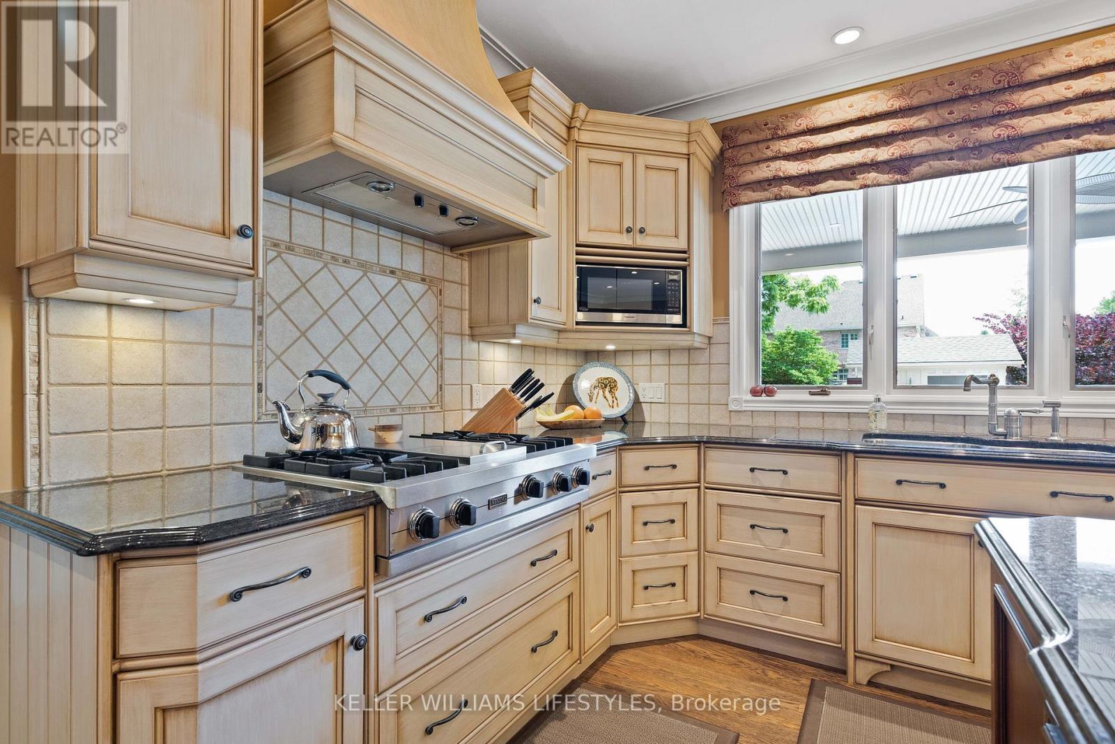 Photo 19 of 95 Highland Woods Court, London South ON