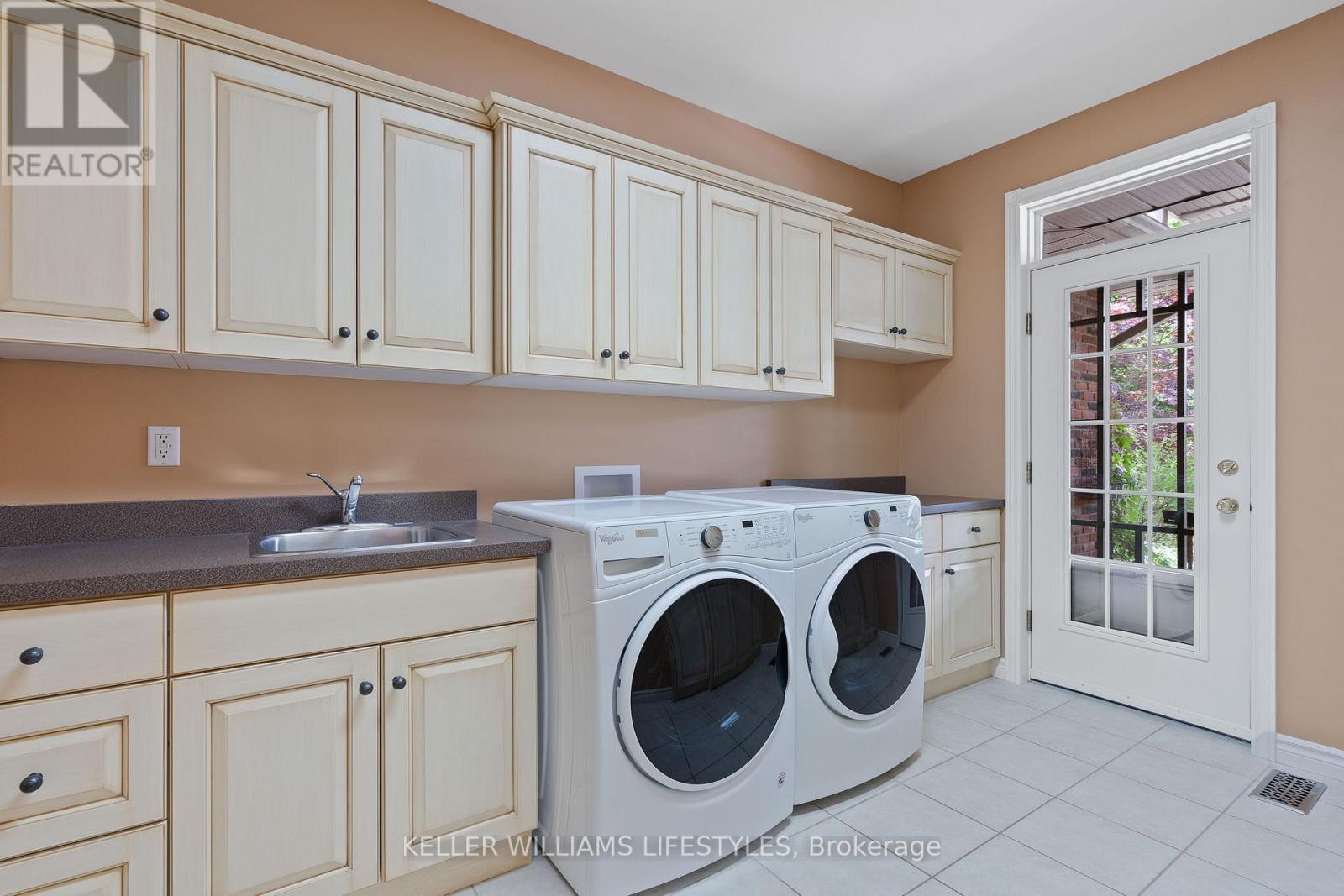 Photo 21 of 95 Highland Woods Court, London South ON