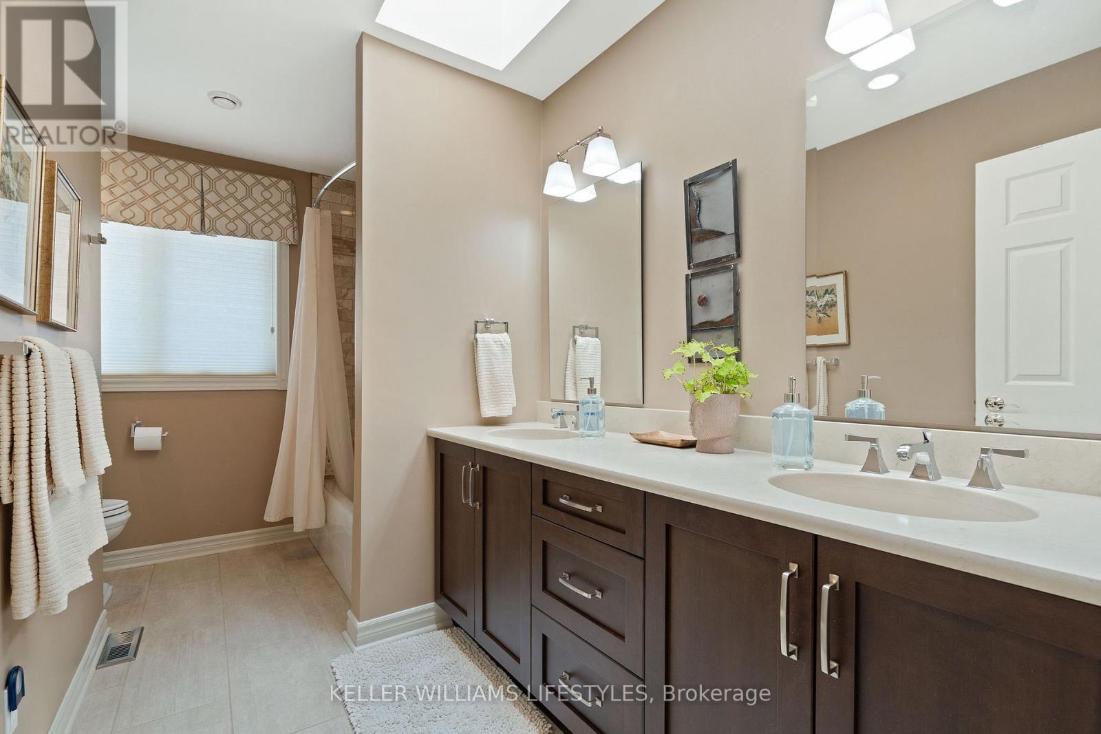 Photo 32 of 95 Highland Woods Court, London South ON