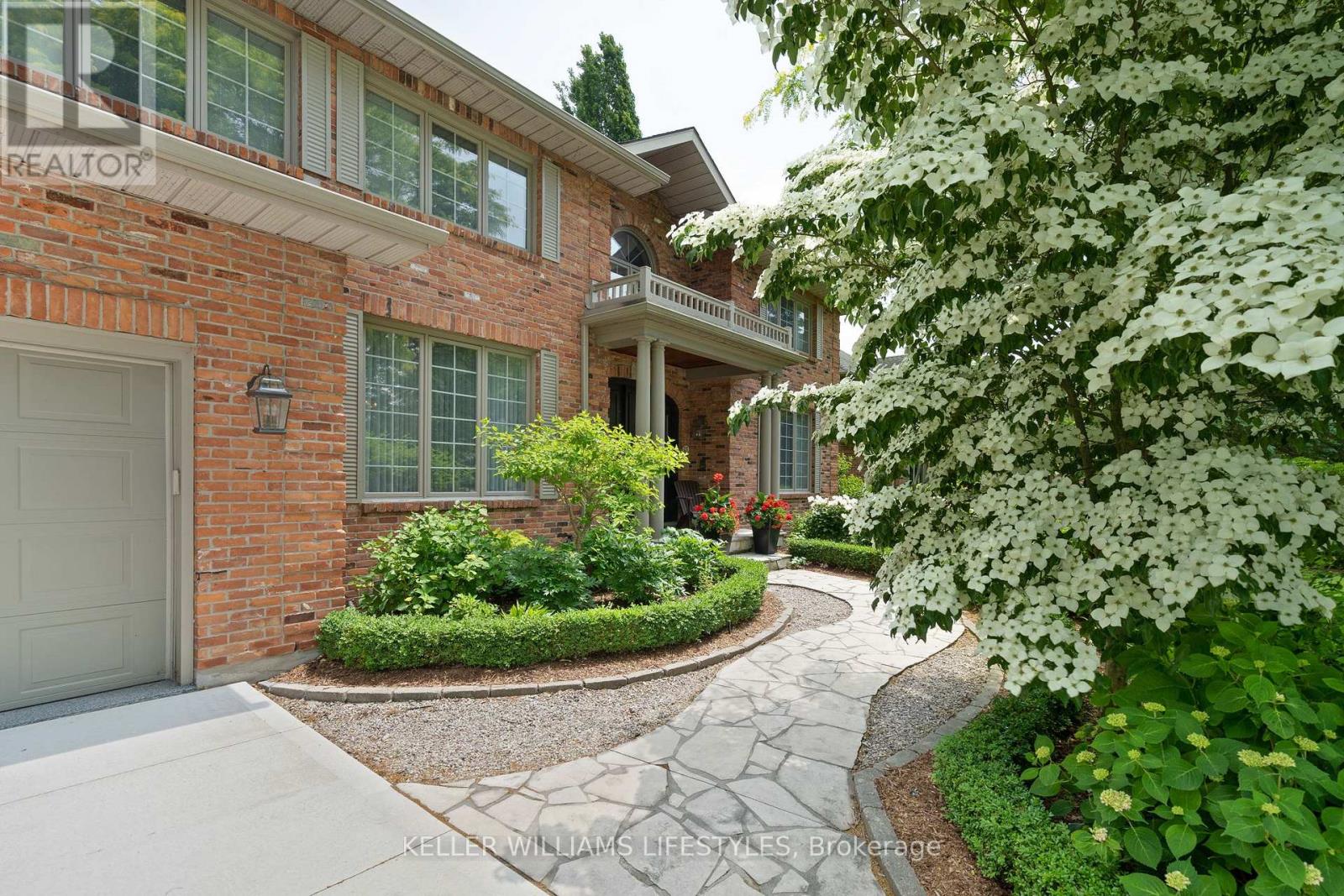 Photo 4 of 95 Highland Woods Court, London South ON