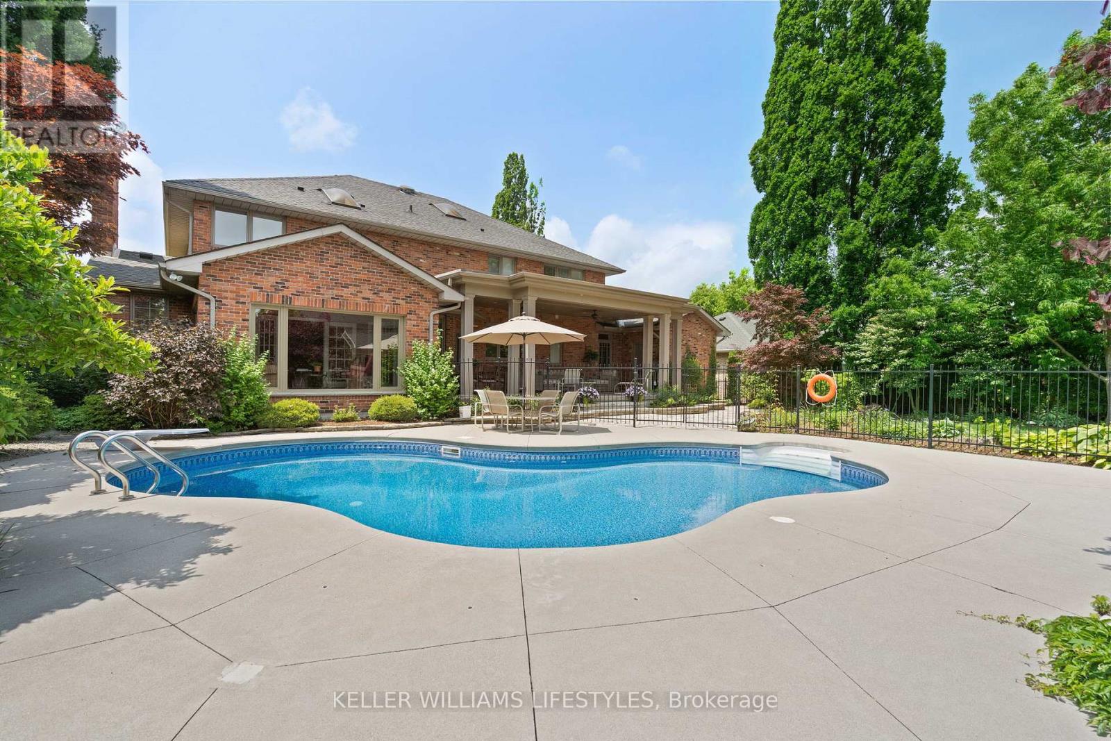 Photo 46 of 95 Highland Woods Court, London South ON