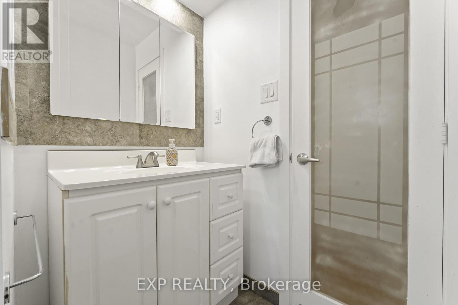 Photo 3 of 1762 Sunview Drive, Ottawa ON